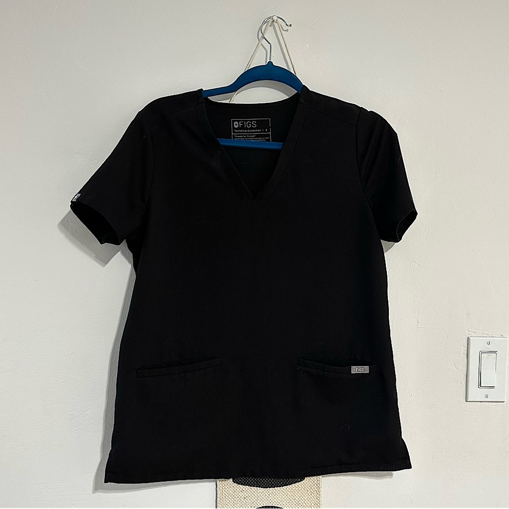 Casma™ Three-Pocket Figs Scrub Top